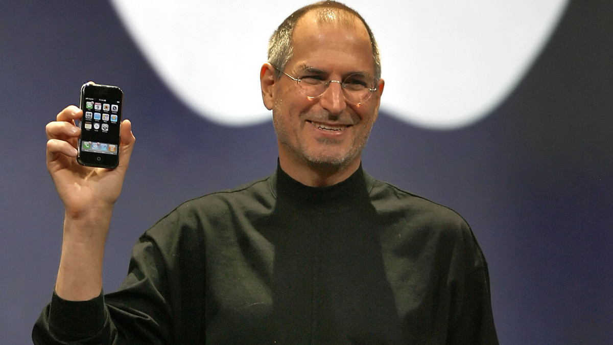 Le 3 potenti tattiche di persuasione di Steve Jobs e come puoi usarle per conquistare clienti